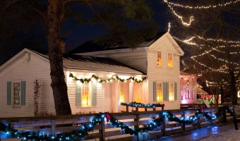 How to Decorate Your Front Yard for Christmas